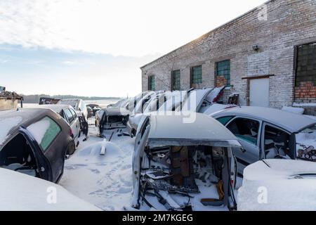 Le auto smontate su una scasseria sono in vendita per i pezzi di ricambio. Il commercio di ricambi usati è un'attività comune nei paesi in via di sviluppo. Foto Stock