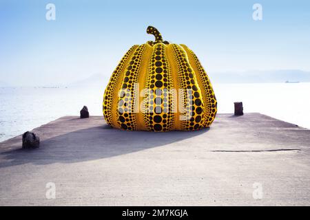 Zucca di Yayoi Kusama su Naoshima, Giappone Foto Stock