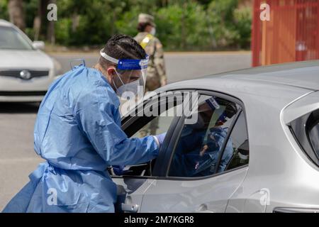 Abdiel Díaz della Joint Task Force - Puerto Rico, esegue un test COVID-19 nell'ufficio di rintracciamento municipale di Yabucoa, Puerto Rico, 10 maggio 2022. Il PRNG ha condotto rapidi test COVID-19 come parte dell'operazione Continue Safe, una missione per monitorare la salute dei cittadini portoricani. Foto Stock