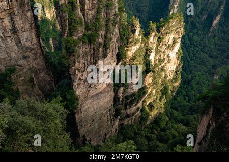 Tramonto nel parco forestale di Zhangjiajie. Vista ravvicinata del canyon durante l'ora d'oro. Bellissimo tramonto nella valle del monte Avatar. Forme rocciose uniche. Foto Stock