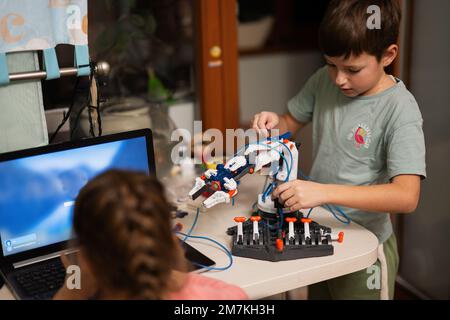 I bambini imparano a riparare imparando il braccio robotico di controllo della lezione, il braccio robotico della macchina in officina domestica, la tecnologia la formazione di scienza del futuro. Foto Stock