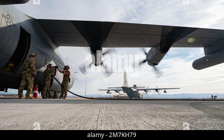 Due aerei EC-130H Compass Call assegnati alla base dell'aeronautica militare Davis-Monthan vengono rifocillati presso un punto di rifornimento della zona anteriore (FARP) durante la bandiera nera 22-1 presso la Nellis AFB, il 10 maggio 2022. Come parte di Agile Combat Employment, la formazione FARP prepara gli Airmen a rifornire efficacemente gli aeromobili in luoghi austeri quando non è possibile effettuare il rifornimento aria-aria o quando le stazioni di rifornimento non sono accessibili. Foto Stock