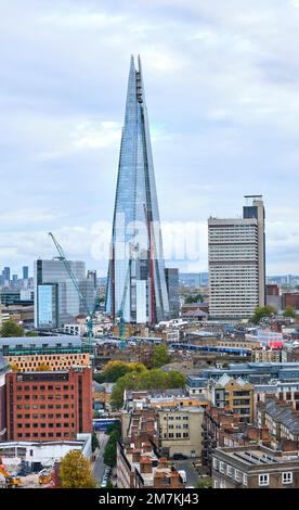 Inghilterra, Londra, Southwark: The Shard, un grattacielo a 72 piani, una torre piramidale rivestita in vetro con uffici, ristoranti, lussuosi appartamenti residenziali Foto Stock