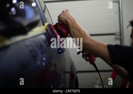 mans mano che pulisce il faro dell'auto con un panno in microfibra.  dettagli automobilistici. concetto di manutenzione e trasporto 10359777  Stock Photo su Vecteezy