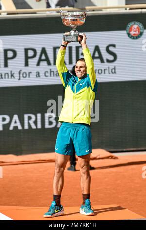 Rafael Nadal, tennista professionista spagnolo, vincitore per la 14th volta del torneo di tennis Roland-Garros, il 05 giugno 2022. Rafael Nadal holdi Foto Stock