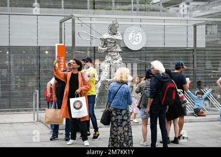 Statua raffigurante Rafael Nadal dello scultore Jordi Díez Fernandez, lungo un sentiero di Roland Garros, torneo di Grand Slam Foto Stock