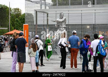 Statua raffigurante Rafael Nadal dello scultore Jordi Díez Fernandez, lungo un sentiero di Roland Garros, torneo di Grand Slam Foto Stock