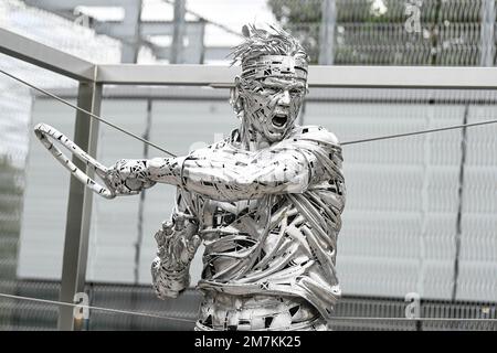 Statua raffigurante Rafael Nadal dello scultore Jordi Díez Fernandez, lungo un sentiero di Roland Garros, torneo di Grand Slam Foto Stock