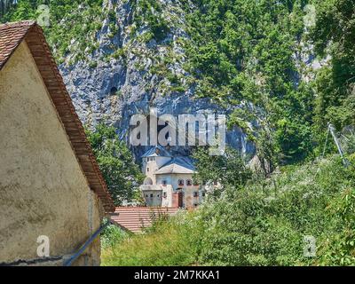 Postojna, Slovenia - 07 02 2015: Antico castello costruito in una grotta Foto Stock