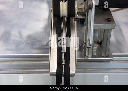 Braccio robot ad alta tecnologia e precisione e ventosa automatica o a ventosa per pick and place chiusura a cerniera o impugnature a cerniera o prodotti di produzione industriale p Foto Stock