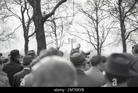 1955, storico, un uomo con un cartello, Conservative Meeting, al Speakers Corner di Hyde Park Corner, Inghilterra, Regno Unito. A partire dalla metà degli anni '1800s, un'area del Royal Park è stata un luogo per una soapbox domenicale per comunicare alle masse, tra cui figure importanti come George Orwell e Karl Marx. Foto Stock