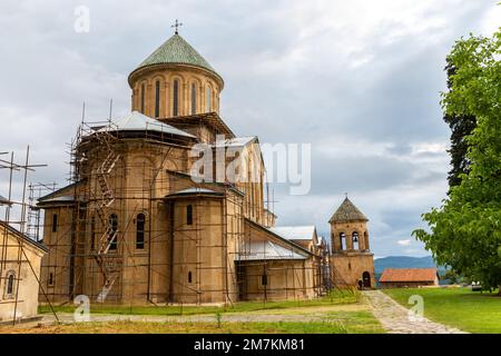 Monastero dei gelati, complesso monastico medievale nei pressi di Kutaisi, Georgia, fondato dal re Davide IV, vista con impalcature durante il processo di restauro. Foto Stock