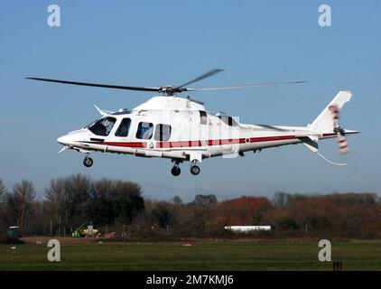 Elicottero Agusta A109E Power, GZ100 di RAF 32 Squadron parte dall'aeroporto di Brighton City Foto Stock