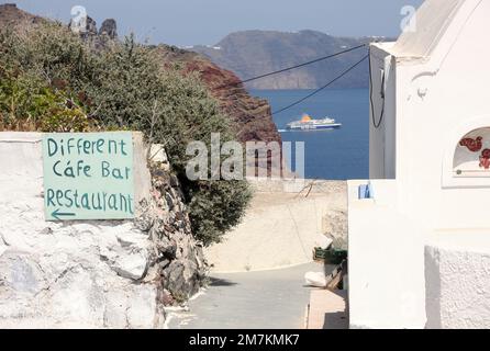 Vista dal villaggio di Manolas su Thirassia fino a Santorini, Grecia Foto Stock