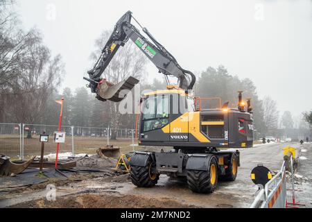 Lavori stradali su una strada stretta a Malmkoping, Svezia Foto Stock