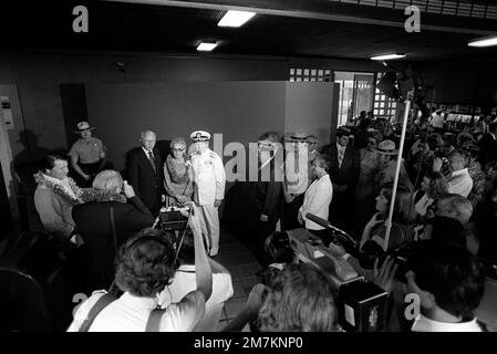 Joseph ed Edith Susnir e RADM Stanley J. Anderson, comandante, base navale, Pearl Harbor, si preparano a tagliare il nastro durante le cerimonie per segnare l'apertura del centro visitatori sul litorale per il nuovo USS ARIZONA Memorial Museum. Base: Pearl Harbor Stato: Hawaii (HI) Paese: Stati Uniti d'America (USA) Foto Stock