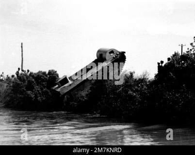 Vista laterale destra del trattore Roebling Alligator che sale a riva dall'acqua. Il trattore è una creazione di Donald Roebling ed è l'avanguardia per l'attuale veicolo di atterraggio cingolato Marine LVTP-7. Stato: Florida Paese: Stati Uniti d'America (USA) Foto Stock