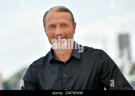 Attore Mads Mikkelsen in posa durante una fotocall in occasione del Festival di Cannes il 26 maggio 2022 Foto Stock