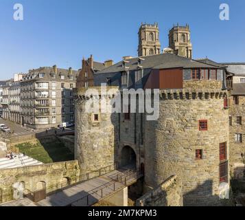 Rennes (Bretagna, Francia nord-occidentale): Le mura della città di Portes Mordelaises risalenti al Medioevo e ai bastioni. La Cattedrale nel bac Foto Stock