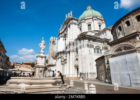 Brescia Piazza Paolo VI, vista in estate della Fontana 'Brescia Armata' e C17th nuovo Duomo (Duomo nuovo) in Piazza Paolo VI, Brescia, Italia Foto Stock