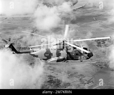 Air Force HH-3E gli elicotteri Jolly Green Giant sono utilizzati per salvare piloti abbattuti in Vietnam o nel Mar Cinese Meridionale. Volato dal 3rd Aerospace Rescue and Recovery Group, il velivolo di salvataggio naviga a velocità fino a 155 mph ed è in grado di effettuare rifornimenti in volo. Base: Saigon Nazione: Viet Nam (VNM) Foto Stock