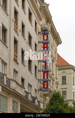 Budapest, Ungheria - 31 luglio 2022: Cartello verticale al Casino Tropicana Vigado di Las Vegas Casino. Foto Stock