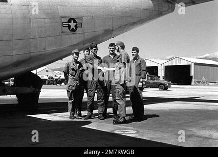 Staley, comandante, 315th Tactical Airlift Wing, saluta un equipaggio di aerei UC-123K Provider. I membri dell'equipaggio, da sinistra a destra, sono SSGT W. Pase, SSGT R. Christie, CPT J. Greene, MAJ B. Clark e LT B. Slaughter. L'aereo, essendo inattivato, è chiamato 'patch' per gli oltre 1.000 patch hit-hole che ha ricevuto durante il conflitto in Vietnam. Base: PHAN Rang Air base Paese: Vietnam del Sud Foto Stock