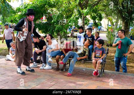 Clown intrattiene i bambini nella piazza principale di Tizimin, Yucatan, Messico Foto Stock