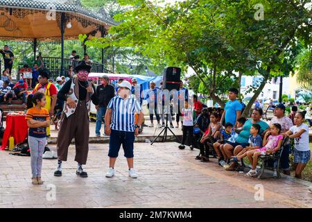 Clown intrattiene i bambini nella piazza principale di Tizimin, Yucatan, Messico Foto Stock