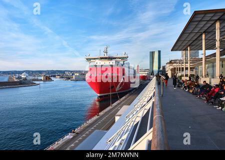 Marsiglia (Francia sud-orientale): Traghetto Corsica linea Vizzavona lungo la banchina, attraversando la Corsica e la Francia continentale. Passeggeri waiti Foto Stock