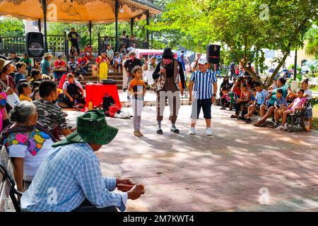 Clown intrattiene i bambini nella piazza principale di Tizimin, Yucatan, Messico Foto Stock