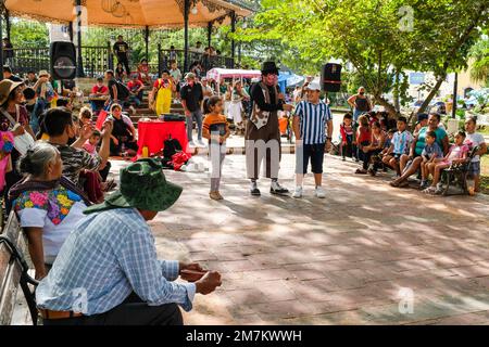 Clown intrattiene i bambini nella piazza principale di Tizimin, Yucatan, Messico Foto Stock