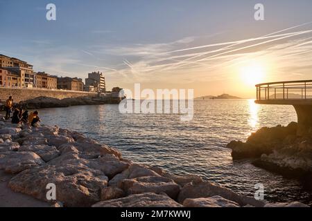 Marsiglia (Francia sud-orientale): Tramonto sulla spiaggia “plage des Catalans” e gli edifici lungo il lungomare sulla cornicione Kennedy *** Capti locale Foto Stock