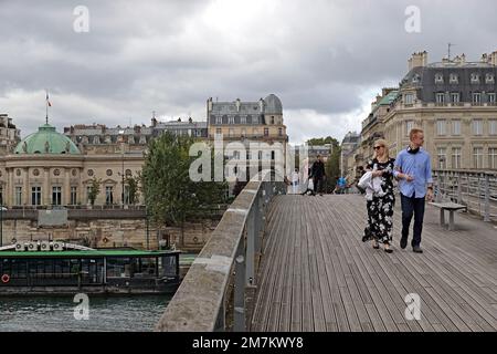 Francia, Parigi, Passerelle Leopold-Sedar-Senghor (ponte pedonale) da Quai d'Orsay a St Germain-des-Pres Foto © Fabio Mazzarella/Sintesi/Alamy Foto Stock