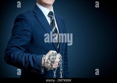 Uomo d'affari con catena in mano Foto Stock