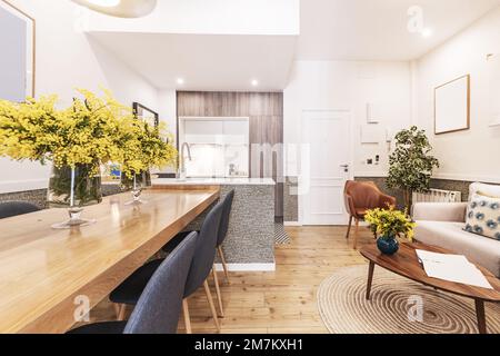 Sala da pranzo con decorazioni in stile marocchino e decorazioni con cuscini e tappeti Foto Stock