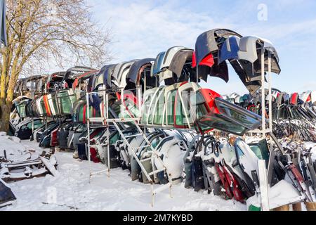 Le auto smontate su un autolavamento sono in vendita per i pezzi di ricambio. Una pila di porte e paraurti. Il commercio di parti di ricambio usate è un commercio comune nello sviluppo Foto Stock