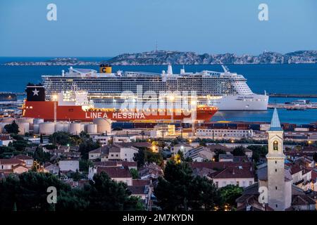 Marsiglia (Francia sud-orientale): Navi da crociera lungo la banchina nel grande porto marittimo di Marsiglia (GPMM), terminal delle navi da crociera Marseille Provence, MPCT. Foto Stock