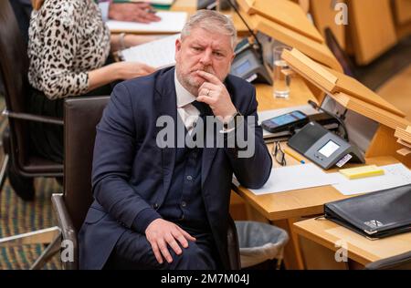 Angus Robertson, Segretario del governo scozzese per la Costituzione, gli affari esteri e la cultura, durante la dichiarazione ministeriale: Le pressioni invernali dell'NHS nella camera principale del Parlamento scozzese di Edimburgo. Data immagine: Martedì 10 gennaio 2023. Foto Stock