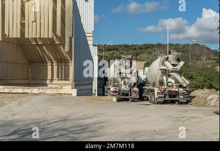 Felanitx, Spagna; gennaio 05 2023: Facciata principale della società di produzione di cemento Adex, nella città maiorchina di Felanitx, Spagna Foto Stock