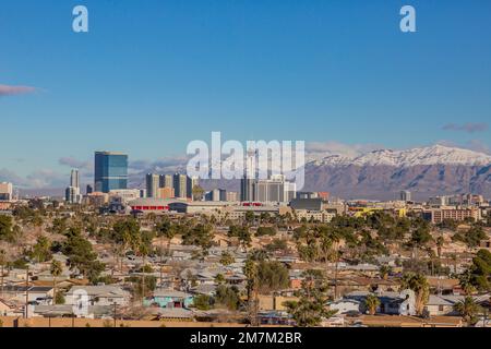 Skyline di Las Vegas con montagne innevate nell'inverno 2017 Foto Stock