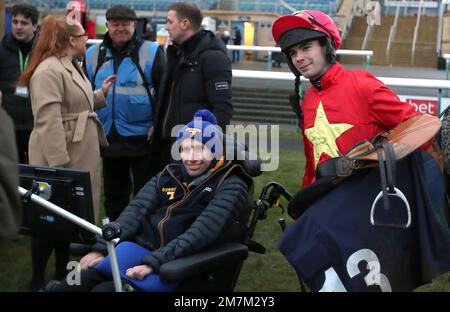 Il jockey Billy Garritty (a destra) e l'ex giocatore della lega di rugby Rob Burrow posa per delle fotografie durante le gare pomeridiane di Sky Bet all'ippodromo di Doncaster. Data immagine: Martedì 10 gennaio 2023. Foto Stock