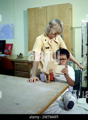 Il capitano Frank Smith del corpo infermieristico dell'esercito prende la pressione sanguigna di un paziente al Tripler Army Medical Center. Stato: Hawaii (HI) Paese: Stati Uniti d'America (USA) Foto Stock