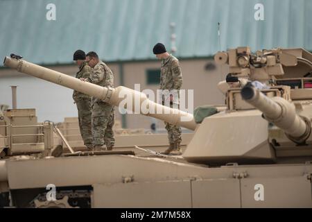 I soldati della Guardia Nazionale dell'Idaho Army, 2-116th Battaglione Combined Arms preparano i loro veicoli e le loro attrezzature per le esercitazioni annuali sul Centro di addestramento al combattimento di Orchard in preparazione allo schieramento a sostegno dell'operazione Spartan Shield. Foto Stock