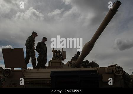 I soldati della Guardia Nazionale dell'Idaho Army, 2-116th Battaglione Combined Arms preparano i loro veicoli e le loro attrezzature per le esercitazioni annuali sul Centro di addestramento al combattimento di Orchard in preparazione allo schieramento a sostegno dell'operazione Spartan Shield. Foto Stock