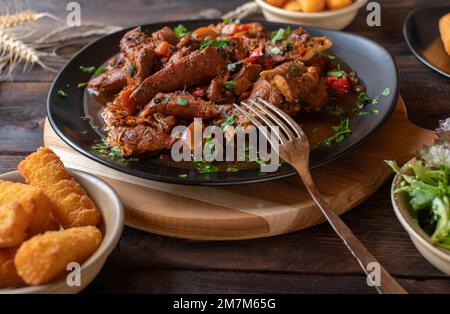 Stufato di pollo africano o curry con verdure piccanti su tavolo di legno Foto Stock