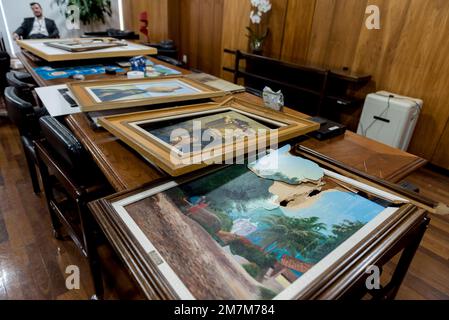 Brasilia, Brasile. 09th Jan, 2023. Dipinti danneggiati giacciono su una scrivania in un ufficio della sede del governo Palacio do Planalto a seguito dell'attacco di sostenitori radicali dell'ex presidente brasiliano Bolsonaro sul quartiere governativo. Credit: Isabella Finholdt/dpa/Alamy Live News Foto Stock