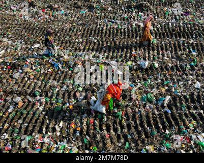 Khulna, Khulna, Bangladesh. 10th Jan, 2023. L'inquinamento ambientale è oggi una delle minacce più gravi e gravi. È degradante l'ambiente della Terra ogni volta. Lo stile di vita di un individuo è una delle ragioni per cui provoca inquinamento. Le sostanze inquinanti nocive si mescolano con il nostro ambiente e degradano la quality.All questa fotografia presa da una spazzatura situata in Khulna nome Koye barazar. Tutti gli sprechi della città gettano questo posto. Ma la vita va on.A gruppo di persone in questa zona vivono nel sporco non igienico in questa stazione rifiuti. I sono worke in questo immondizia (accreditamento Imag Foto Stock