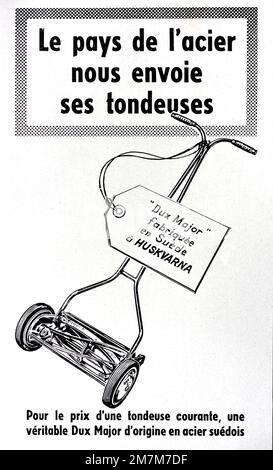 Annuncio vintage o vecchio, pubblicità, pubblicità o illustrazione di tosaerba o tosaerba a rullo o a ciclnder manuale 1956 Foto Stock