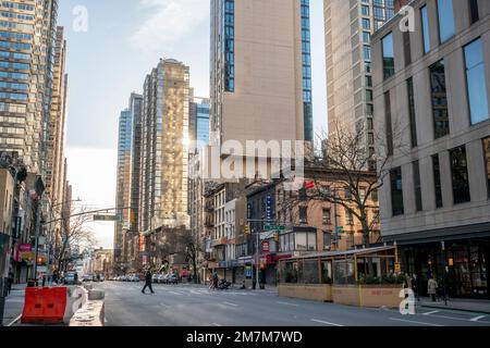 Sixth Avenue a Chelsea a New York, tranquilla e senza traffico, il giorno di Capodanno, domenica 1 gennaio 2023. (© Richard B. Levine) Foto Stock